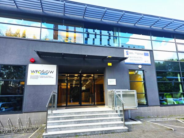 Zdjęcie przedstawia budynek WFOŚiGW w Poznaniu i jego główne wejście.